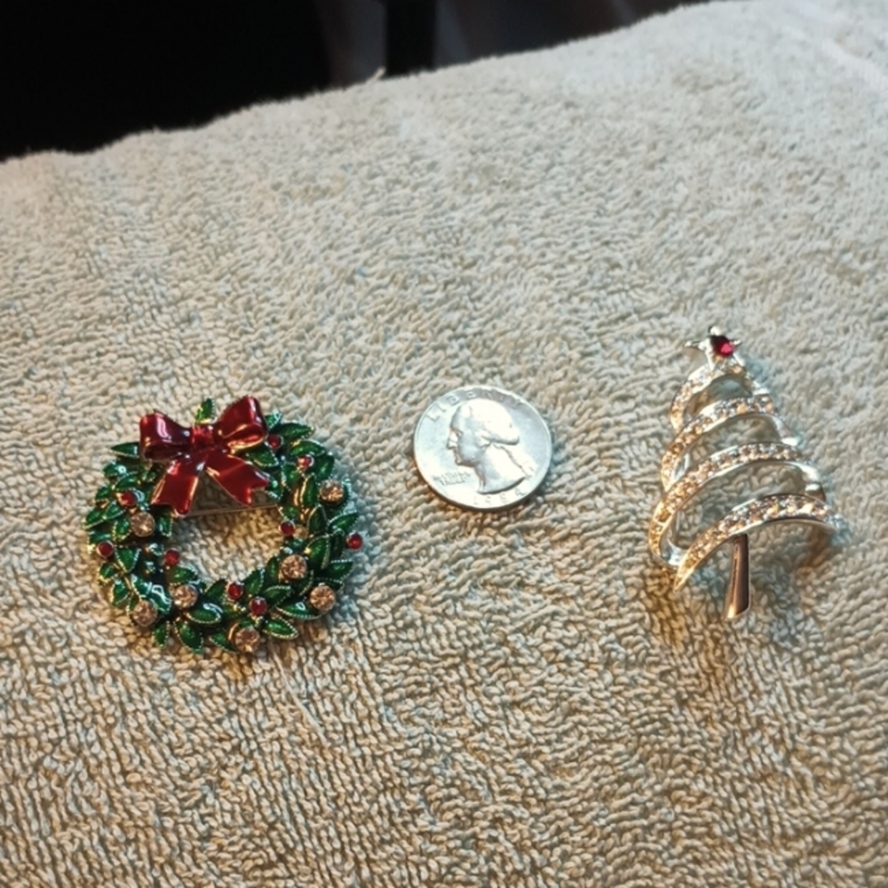 Festive Wreath and Tree Brooch Christmas Pin Unsigned